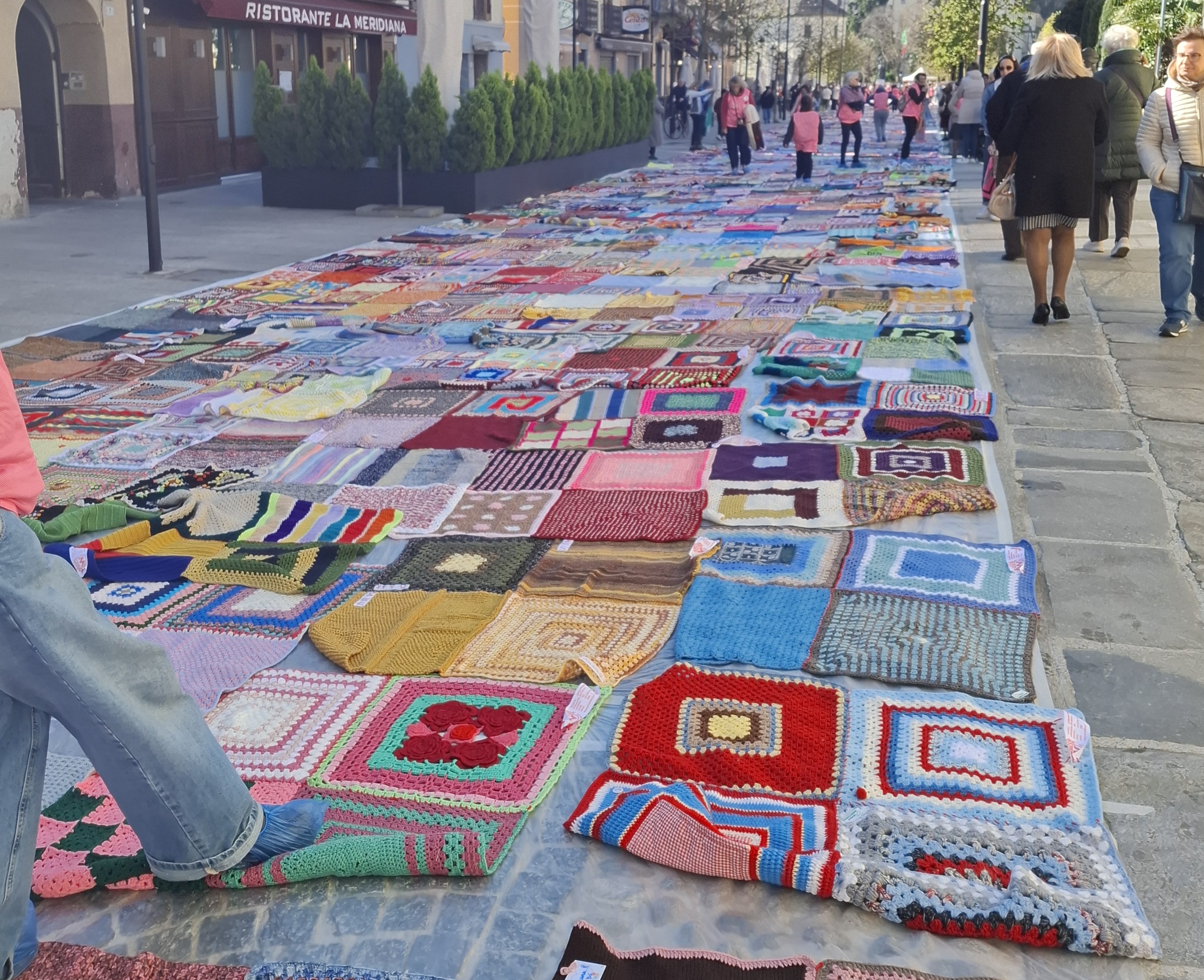 Via Rosmini a Domodossola tappezzata con i  quadrati realizzati nell'ambito del progetto "Viva Vittoria"