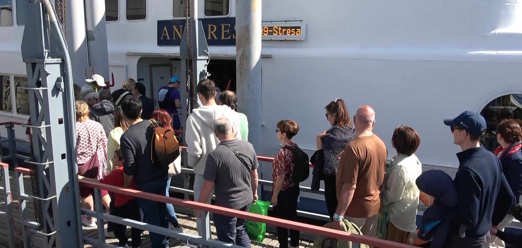 Pasqua da tutto esaurito, tanti turisti italiani e stranieri tra laghi e montagne