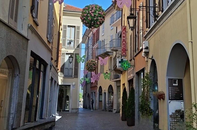 Installazioni ad Arona per salutare la bella stagione