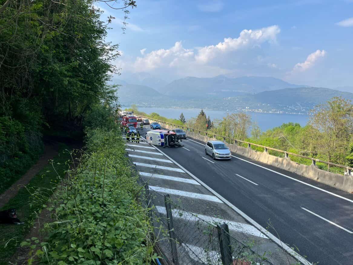 Incidente in A26, ambulanza si ribalta: tre feriti