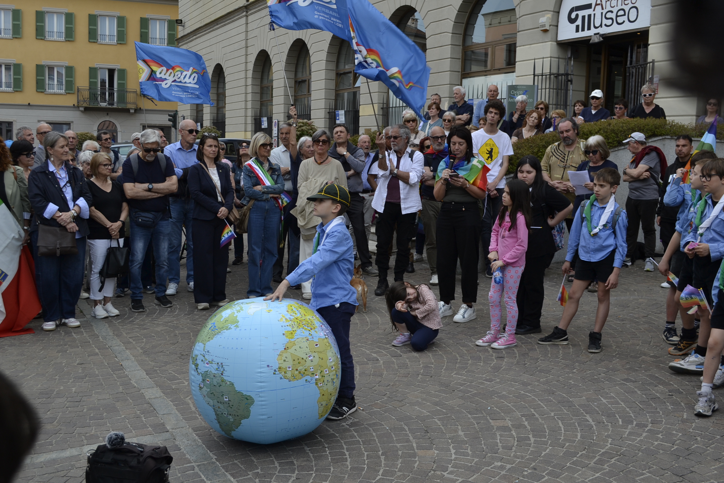 Duemila persone hanno sfilato nel week end per le vie di Arona per chiedere la Pace