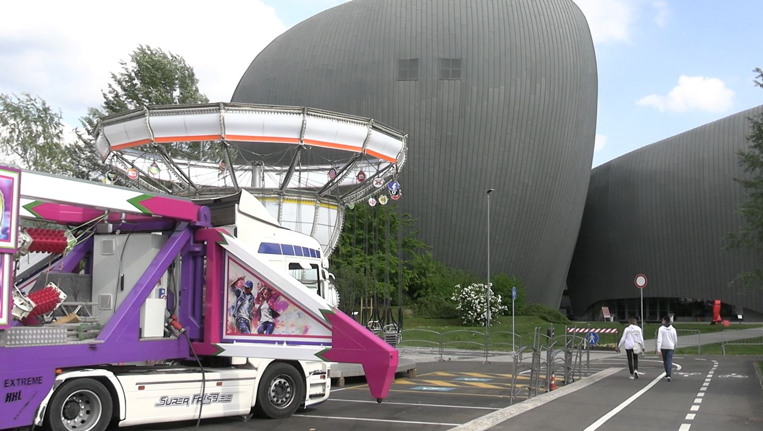 Si sta montando il Luna Park sul lungolago di Intra. Inaugurazione venerdì alle ore 16.30