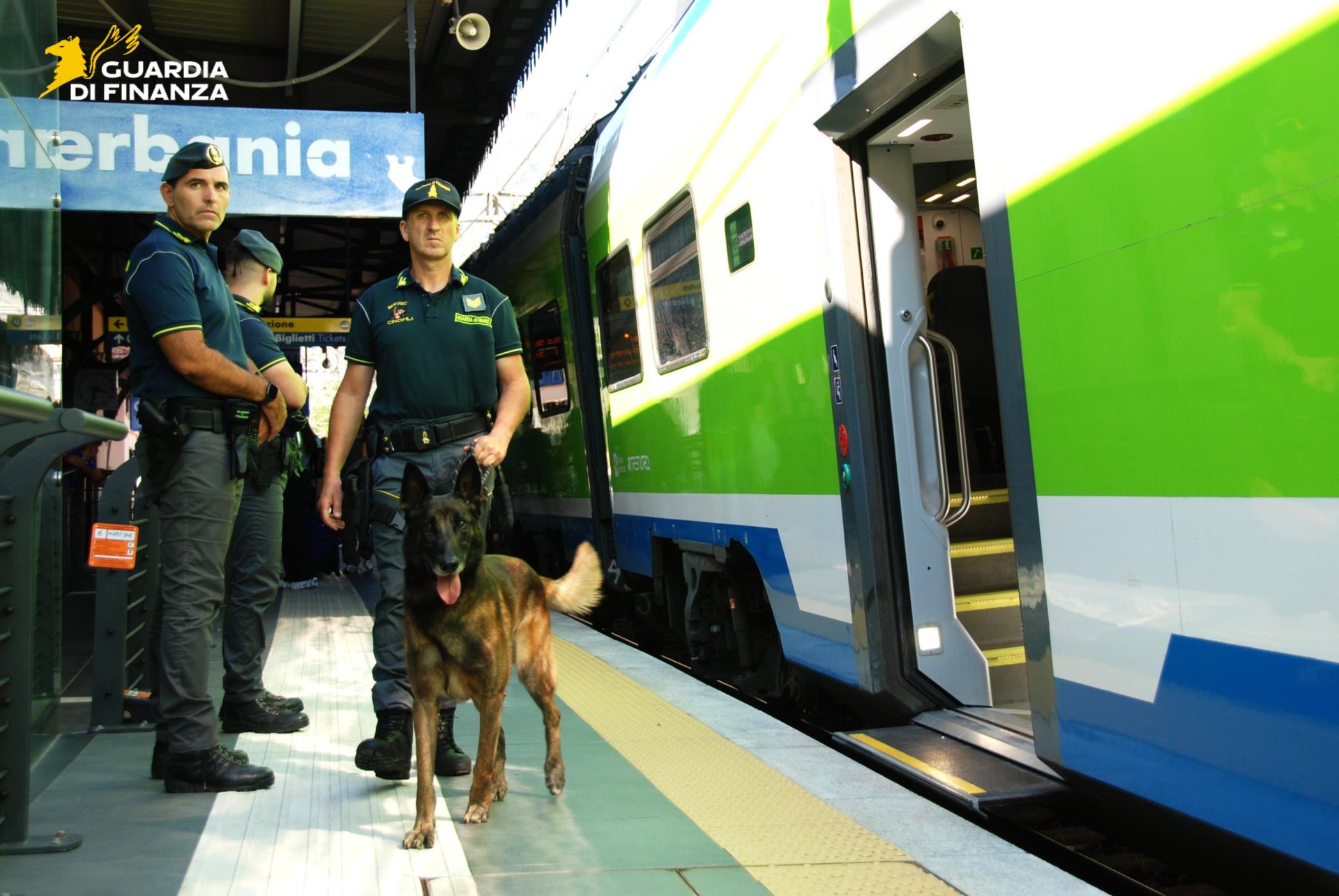 Un chilo di hashish nella panciera: uomo del milanese arrestato dalla Guardia di Finanza alla stazione di Verbania