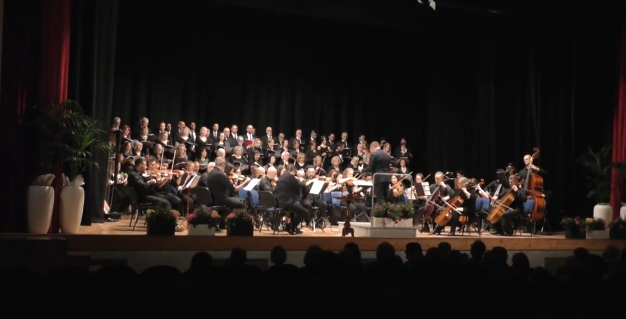 Tanta gente alla Fabbrica di Villadossola per La Traviata, a sostegno del restauro degli affreschi della Collegiata domese