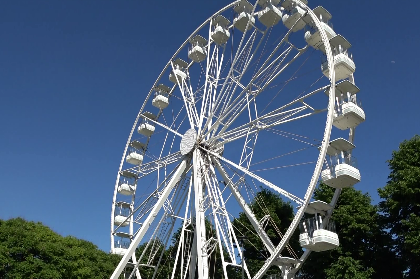 Arona, la ruota panoramica sarà presente in città per tre anni