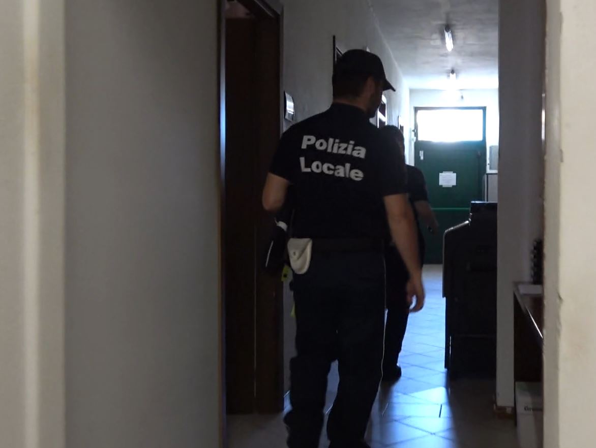 Auto fugge dal controllo della Polizia Locale. Il conducente aveva la patente scaduta