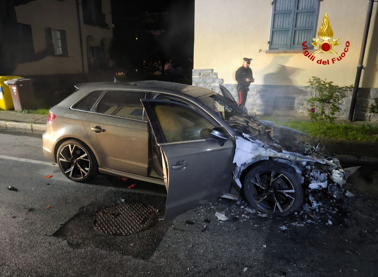 Auto in fiamme nella notte a Villadossola