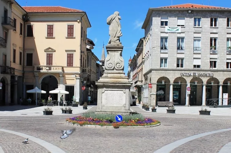 Tiene sotto scacco un bar del centro di Borgomanero