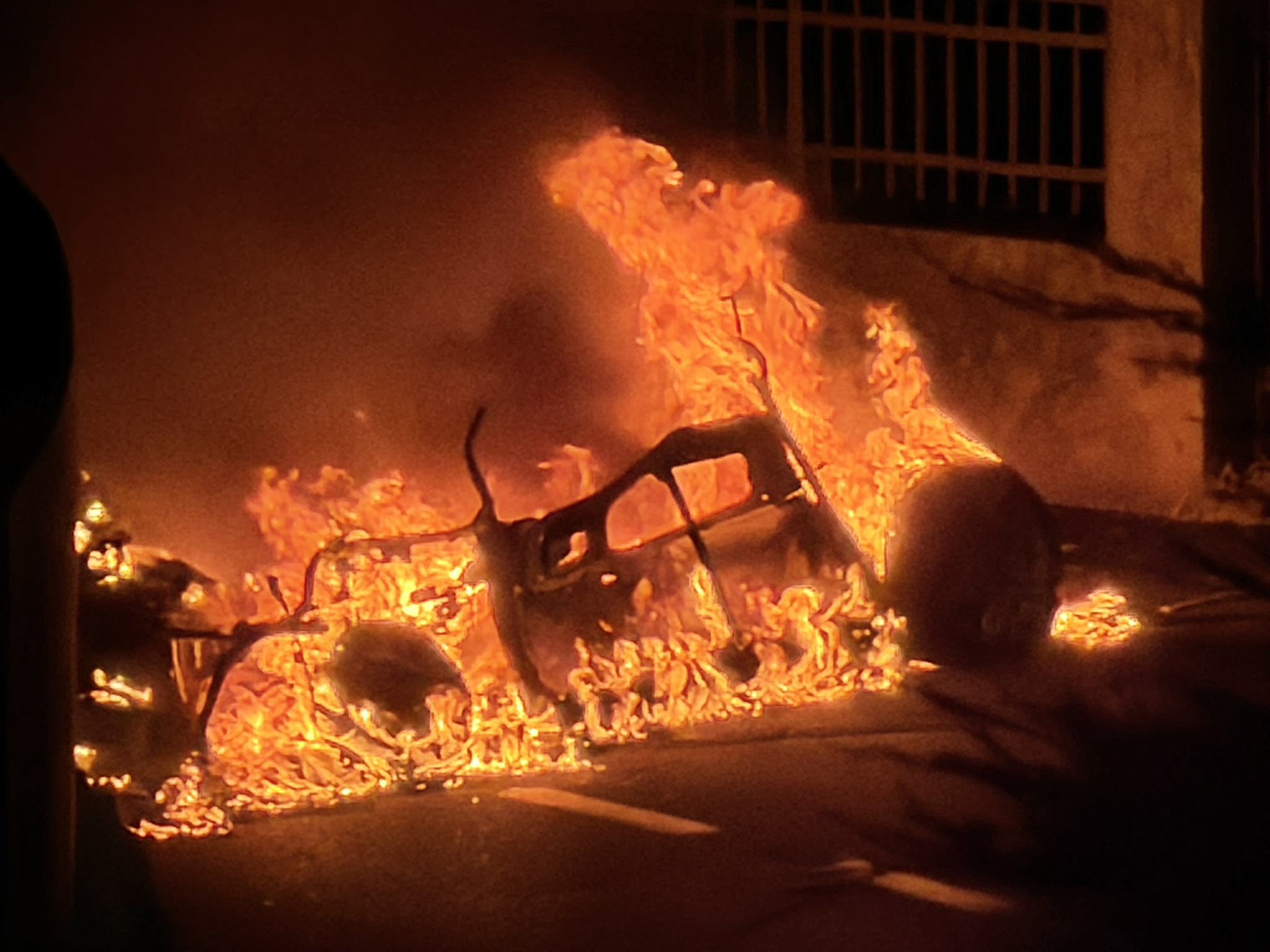 Auto in fiamme ieri sera ad Arizzano