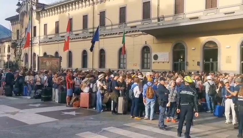 Guasto linea ferroviaria Sempione, calvario dei passeggeri con i bus sostitutivi che non bastano per tutti in attesa a Domodossola