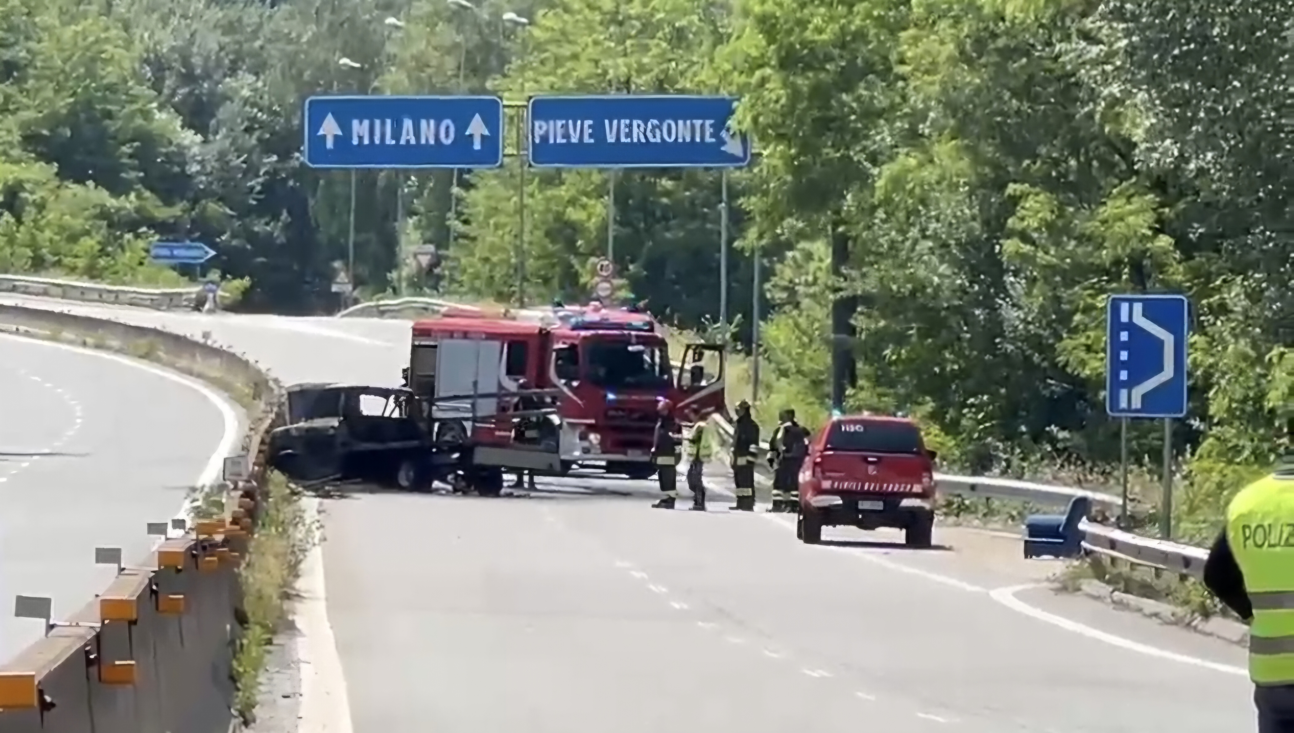 Incidente in superstrada, furgoncino in fiamme all'altezza dello svincolo di Pieve Vergonte
