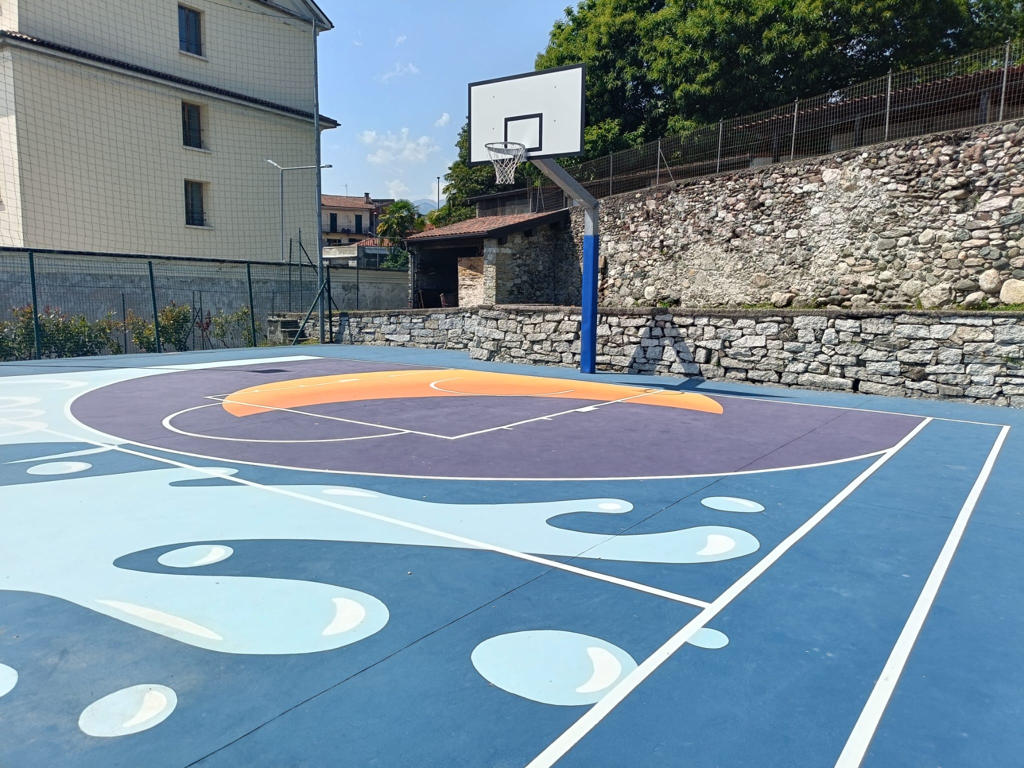 Progetto "Dove il futuro trova casa" per gli oratori S. Vittore e Don Bosco, i lavori fatti. Venerdì inaugurazione del campo da basket e volley