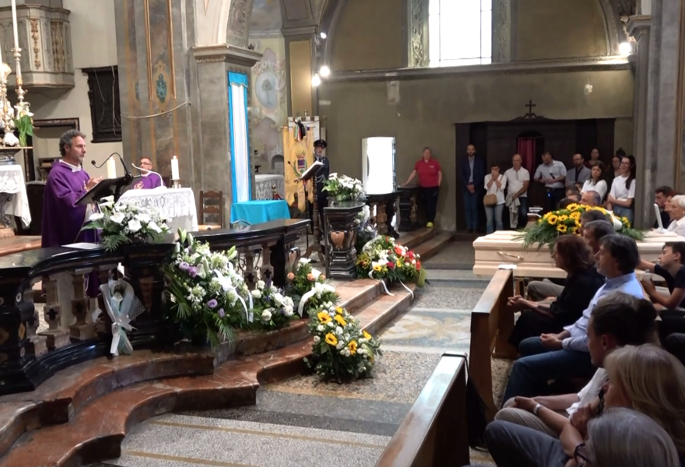 Per l'ultimo saluto a Federico Omegna si è stretta attorno papà Gianluca e mamma Manuela