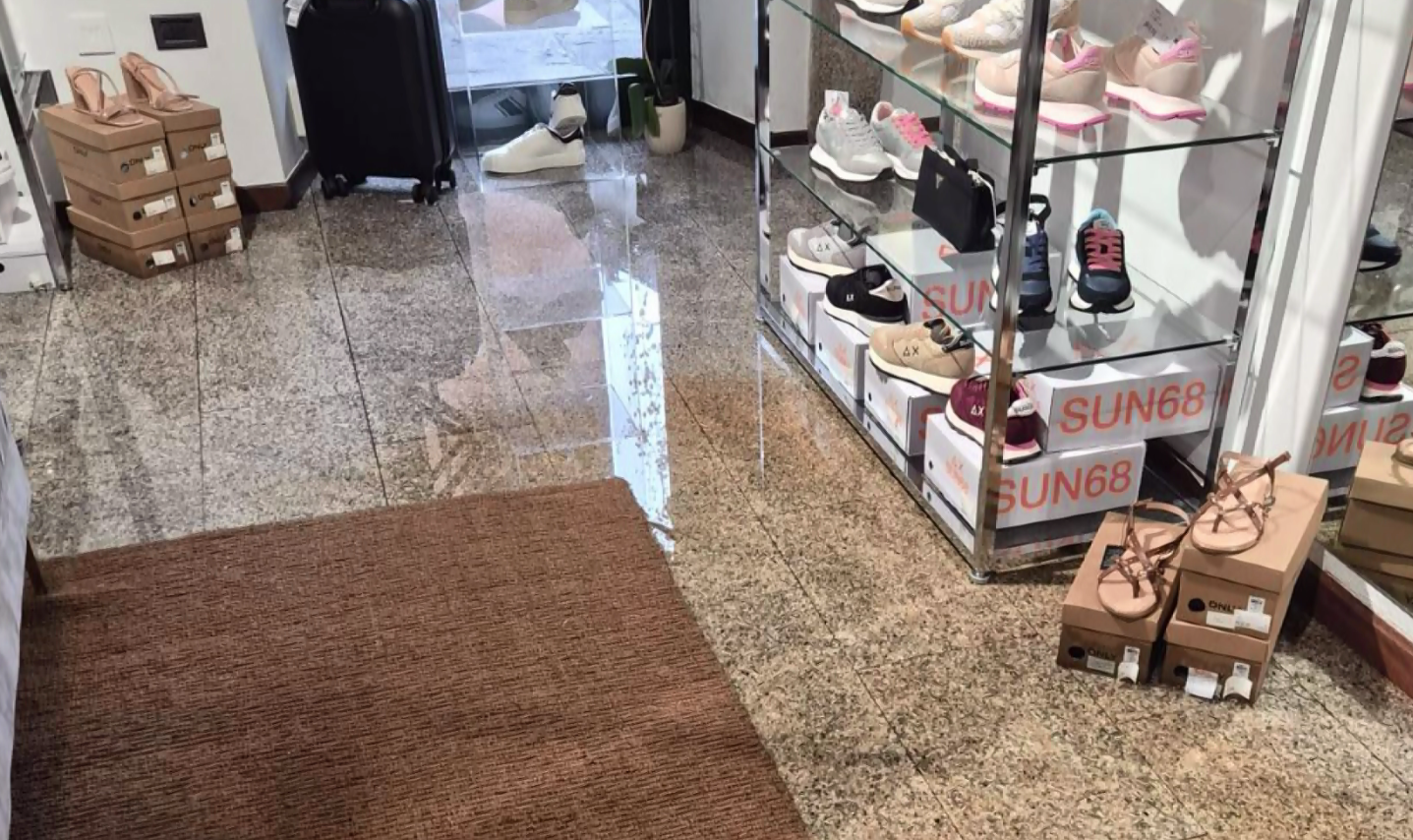Maltempo Omegna, danni ai negozi
