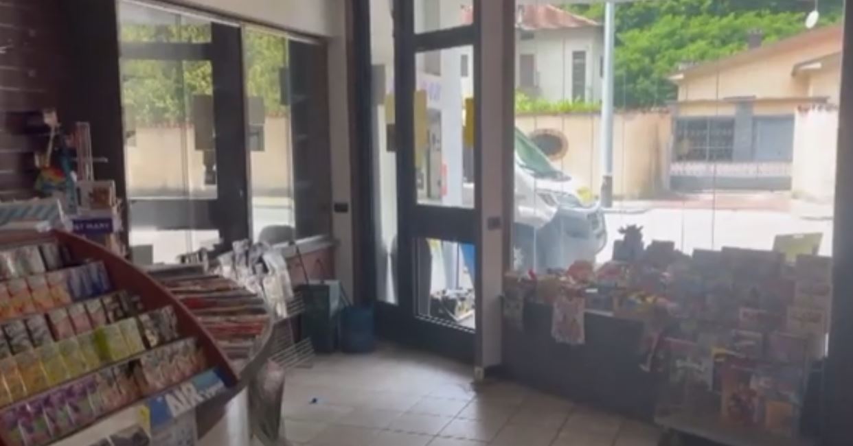 Ladri in azione la scorsa notte ad Omegna. Colpo in un'edicola, diverse migliaia di euro di bottino