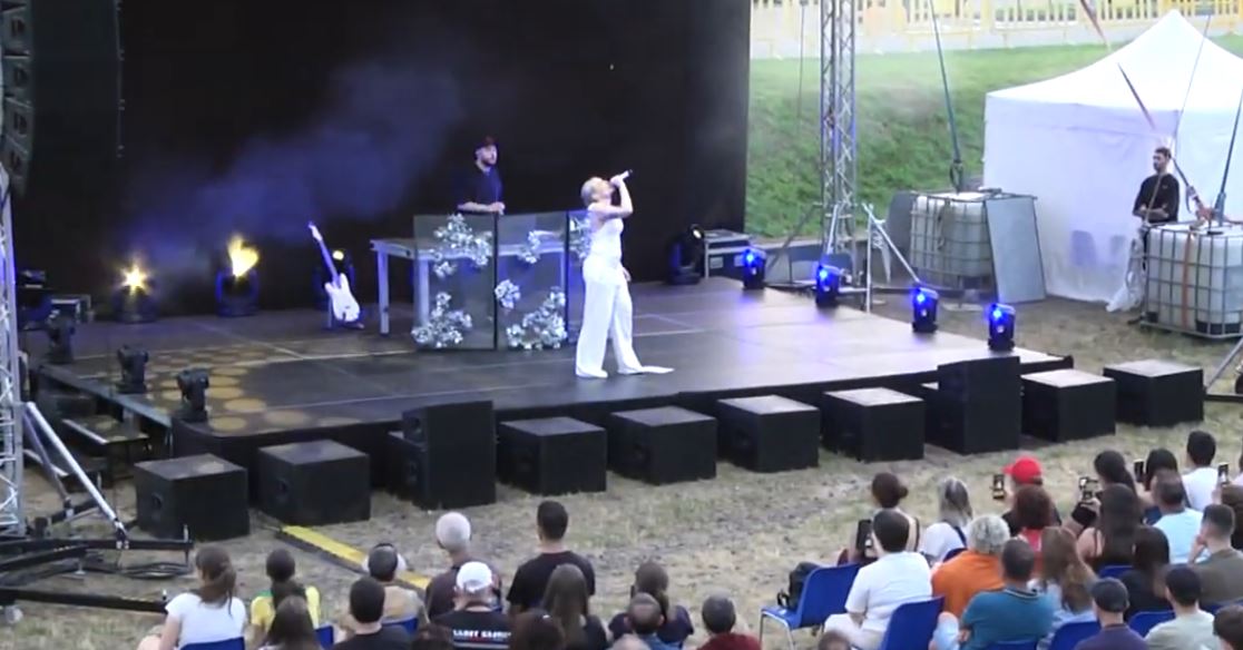 Mara Sattei in concerto all'arena Le Isole di Gravellona per i 20 anni del centro commerciale