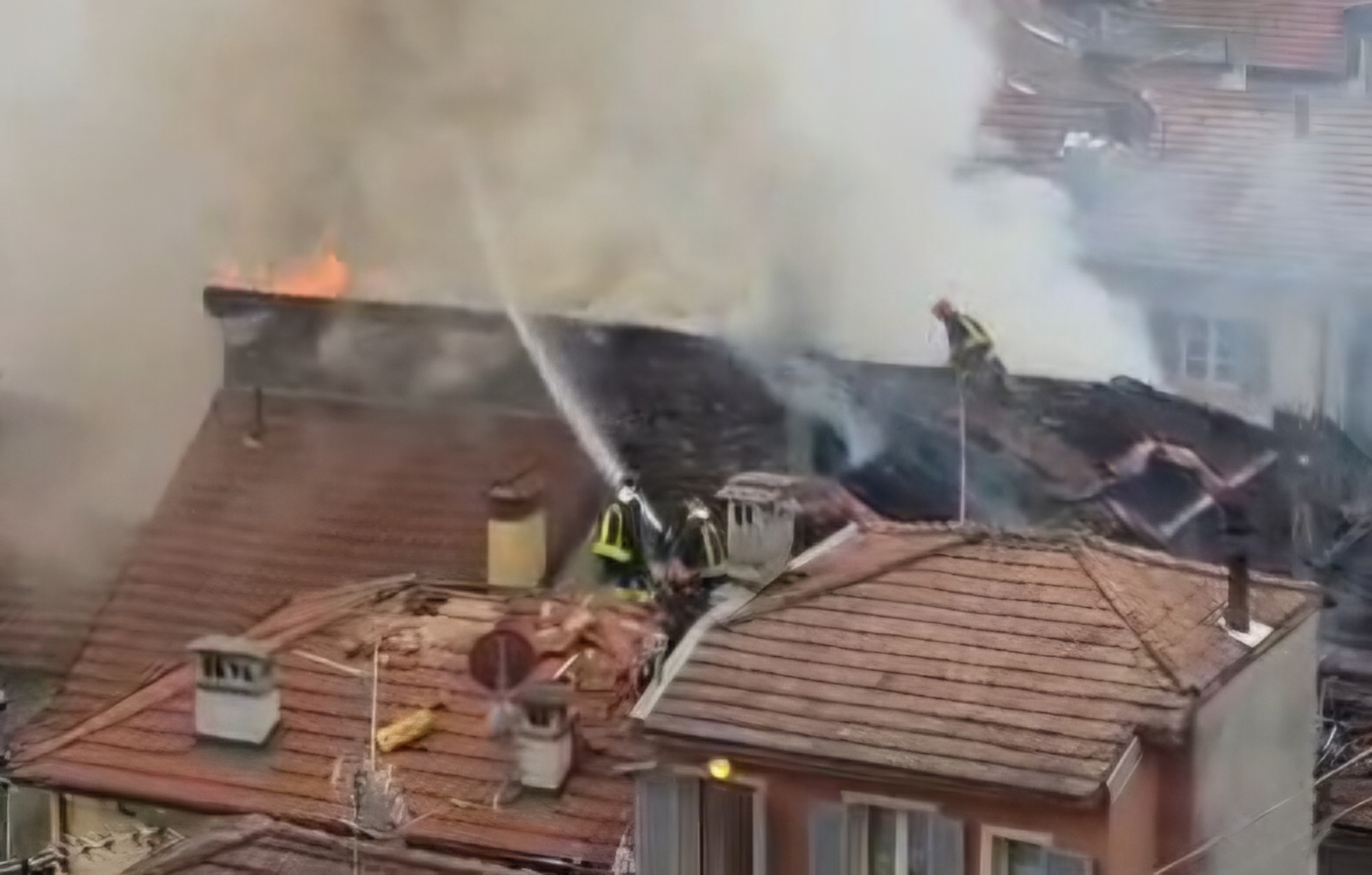 Grosso incendio nel centro di Cannero Riviera, due edifici inagibili