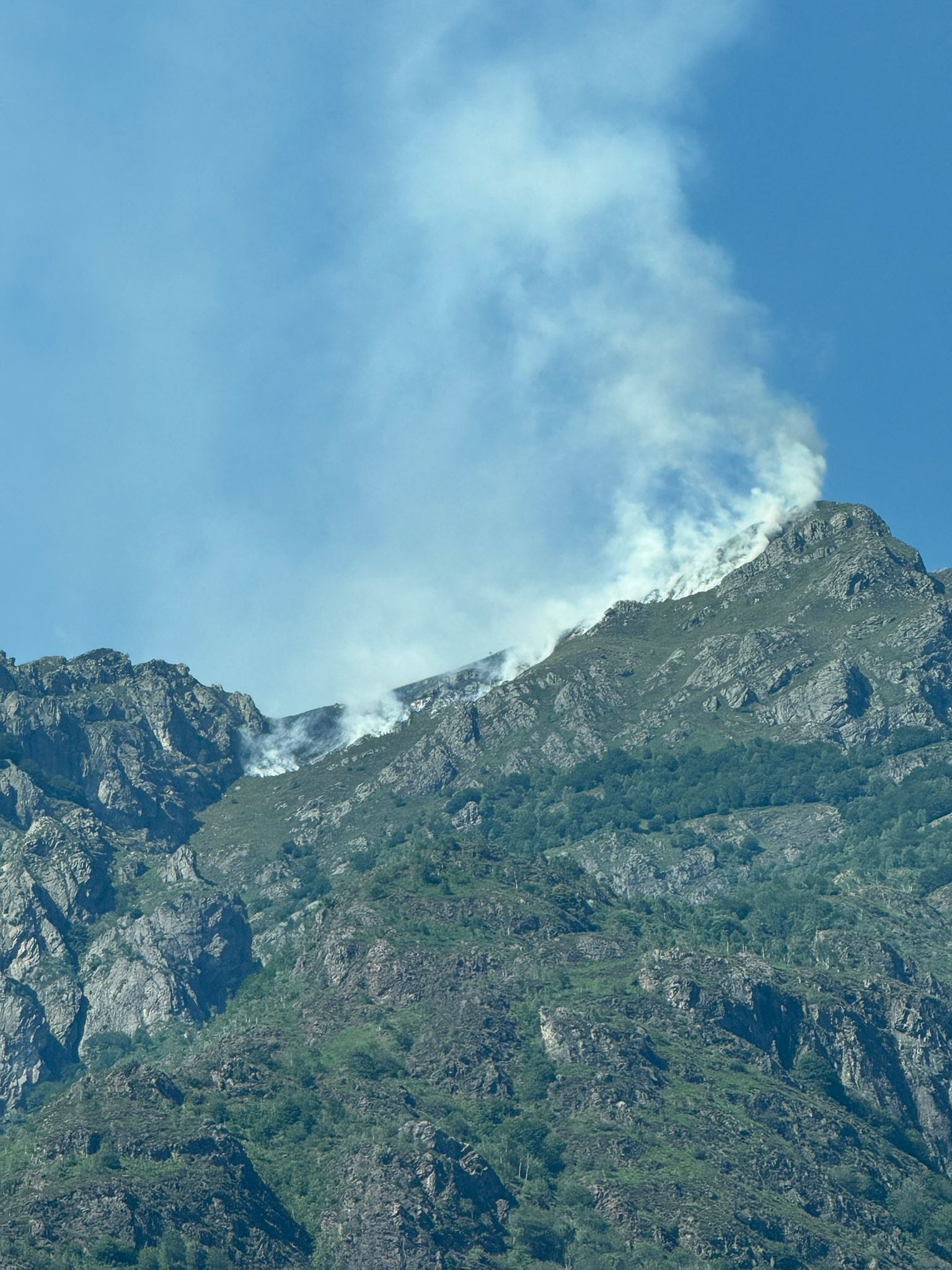 Nuovo incendio all'Alpe Drocaccia a Bannio Anzino. Ancora attivi i roghi di Premosello e Dissimo