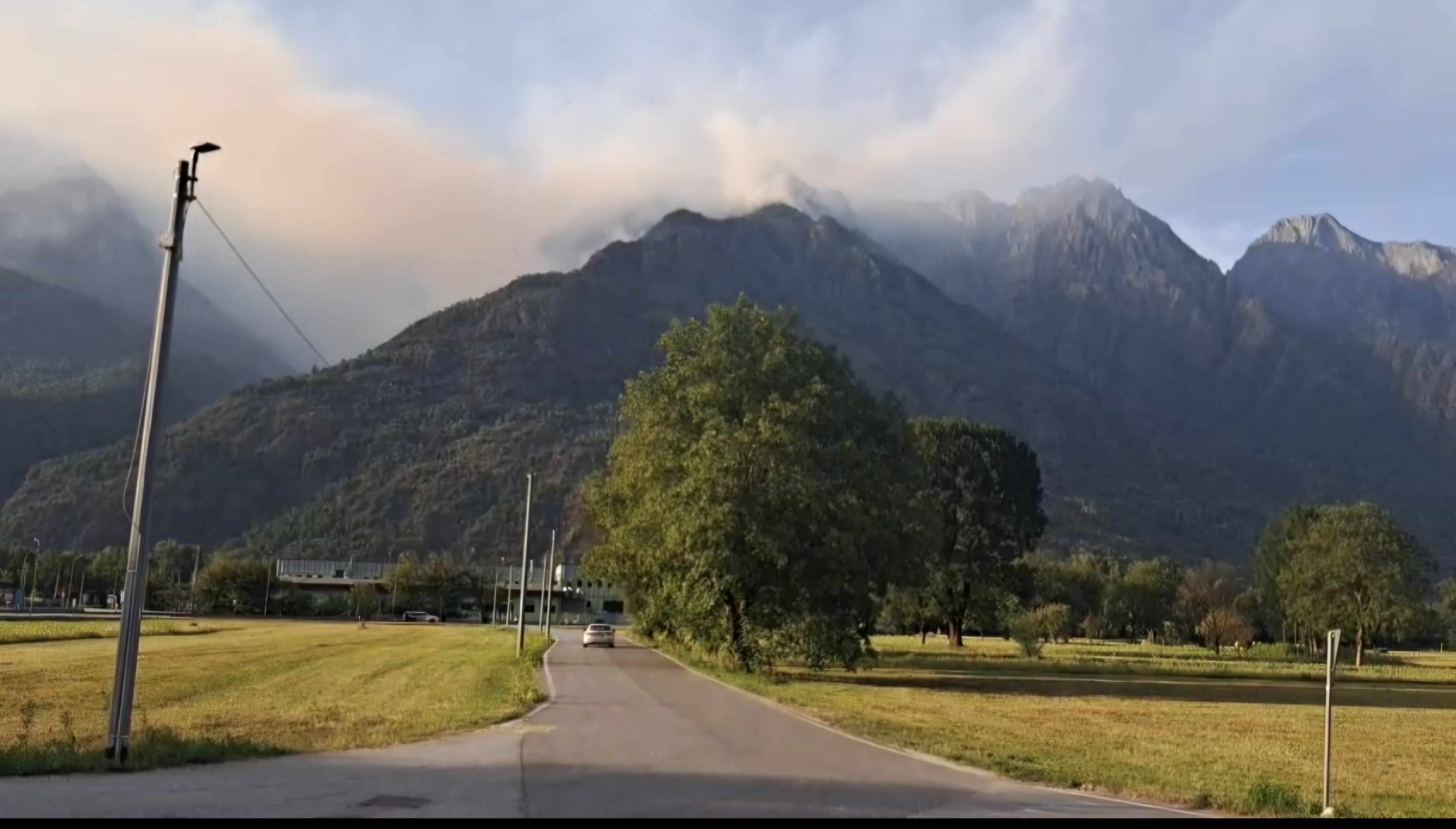 Dramma incendi in Ossola, quello sopra Premosello sceso fino a metà montagna