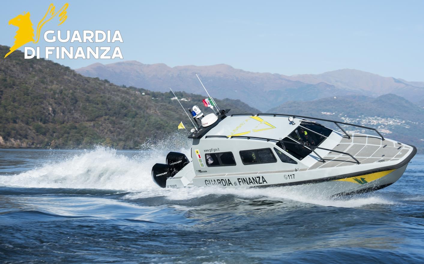 La guardia di Finanza di Cannobio ha salvato sei persone su una barca che stava prendendo fuoco