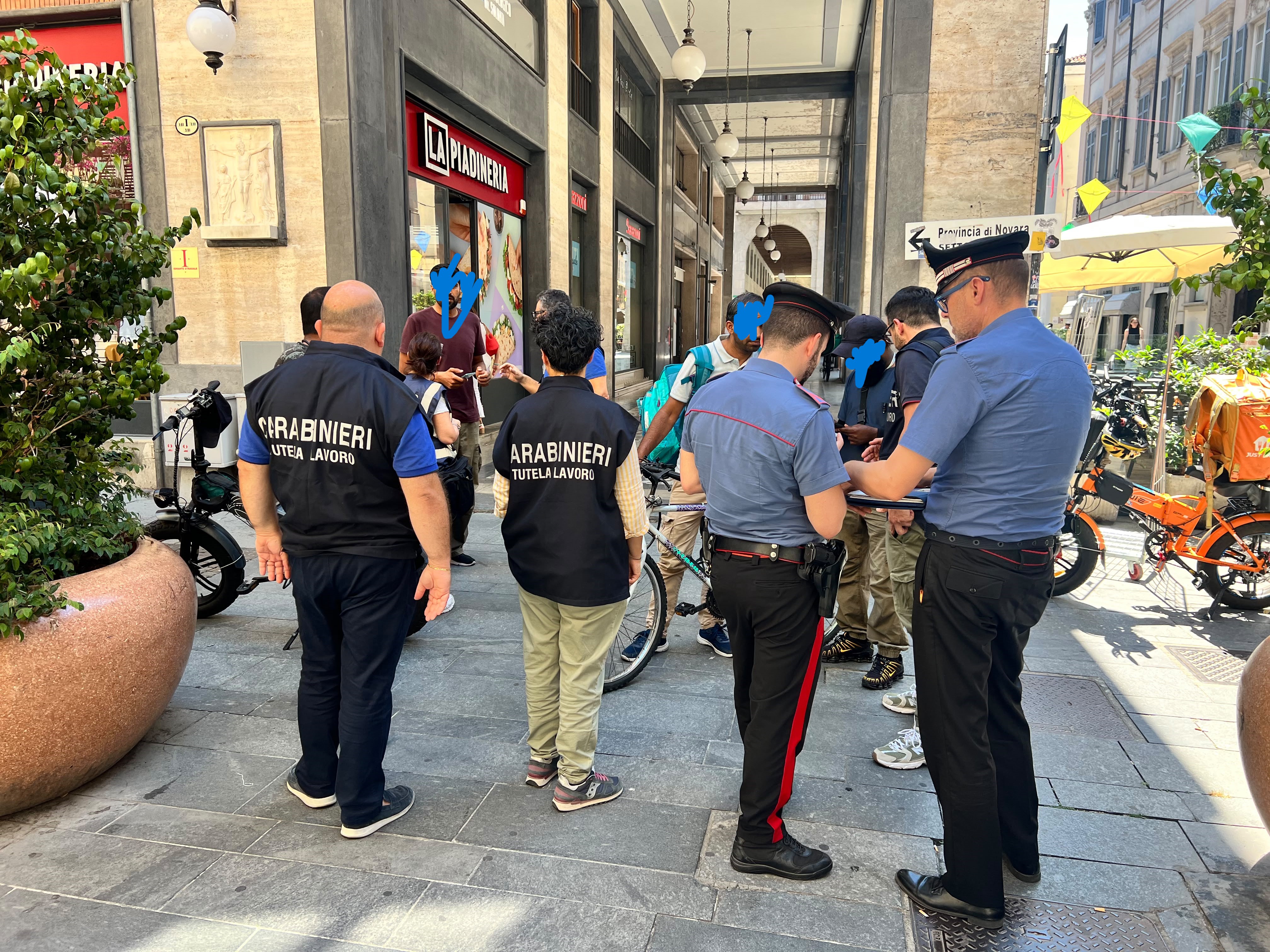 A Novara controlli dei Carabinieri per verificare il rispetto dell'ordinanza anti caldo della Regione nei confronti dei rider