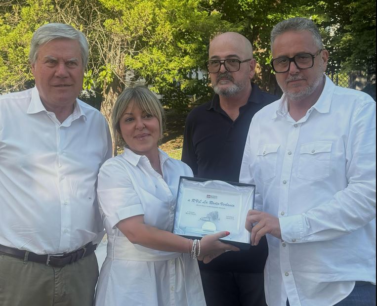 L'assessore regionale Marina Chiarelli ha consegnato una targa per i 50 anni di Rvl La Radio