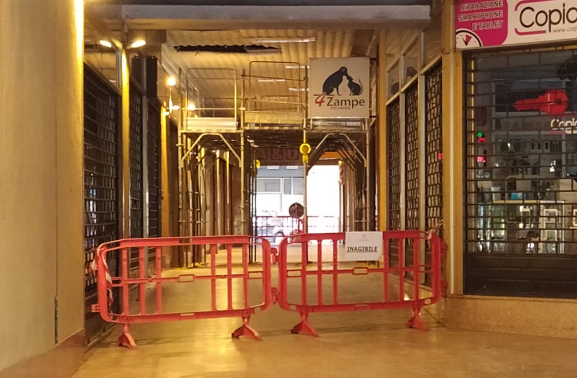 Arona, crollati alcuni pannelli del controsoffitto galleria Milan