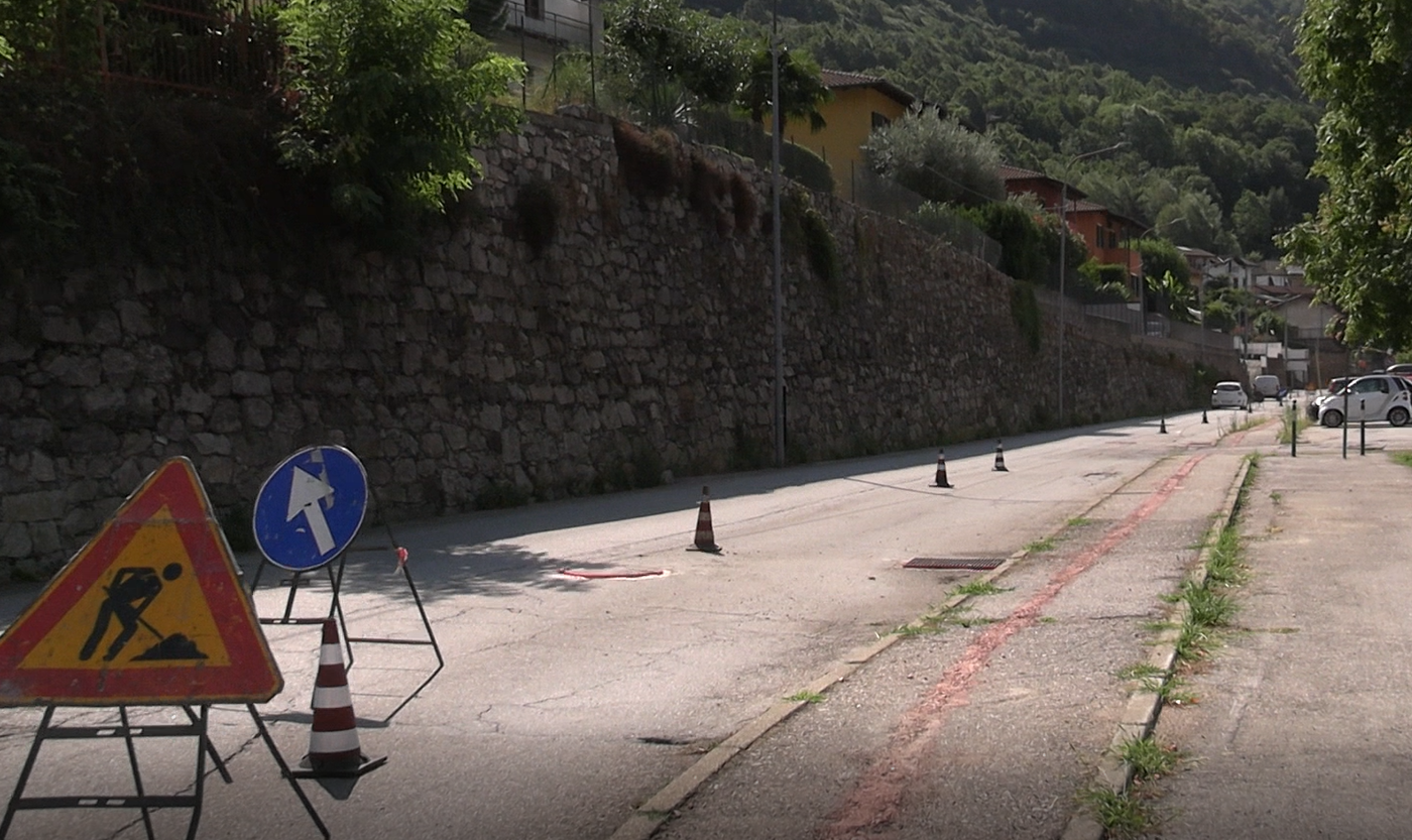 Attesi da anni, in corso i lavori di asfaltatura di via XI settembre ad Omegna