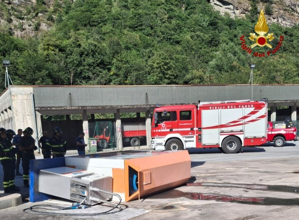 Varzo. Tir ha divelto colonnina distribuzione benzina. Intevenuti i Vigili del fuoco