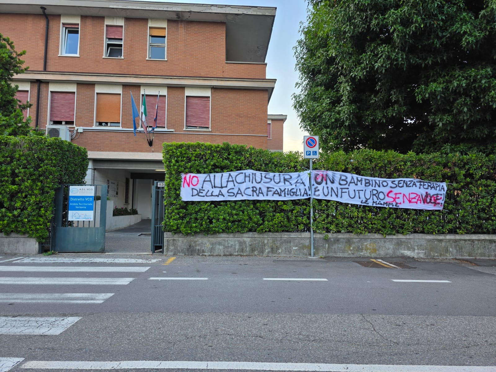 Protesta dei genitori ieri davanti al Distretto Sanitario dell'Asl per la chiusura degli ambulatori della Sacra Famiglia