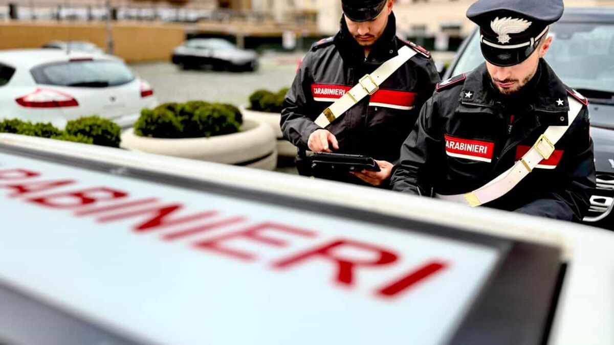 Ruba un marsupio da un autocarro in sosta: denunciato dai Carabinieri di Gravellona Toce