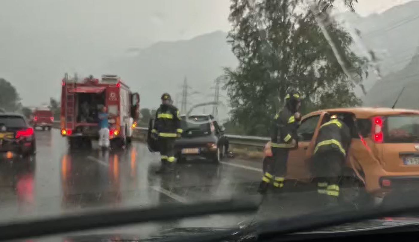 Incidente e alberi caduti tra Villadossola e Vogogna lungo la ss33 del Sempione, direzione Sud