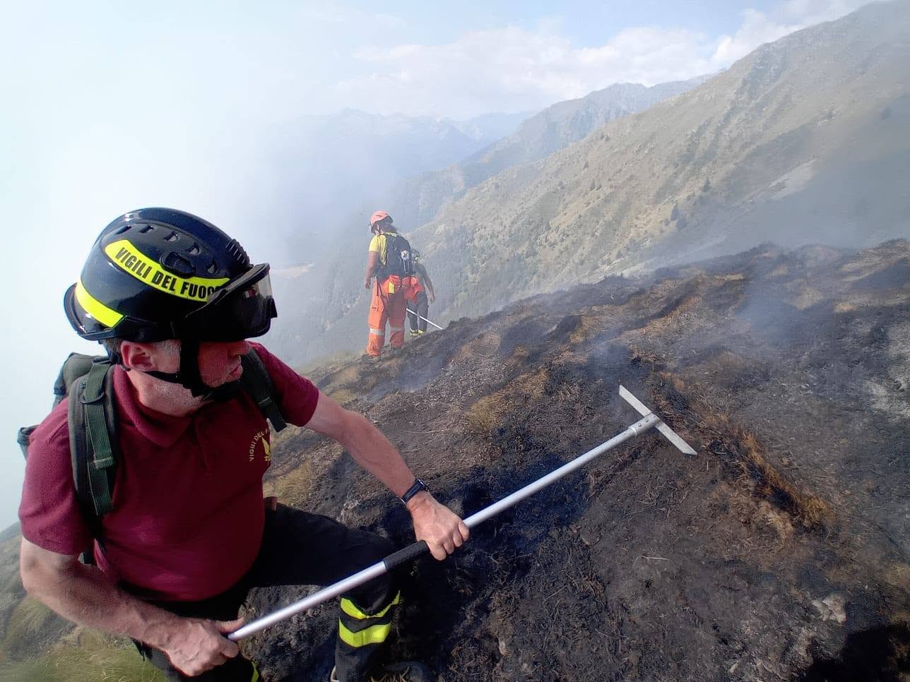 Preoccupa l'incendio di Calasca Castiglione, i roghi hanno ripreso vigore, si teme per gli alpeggi