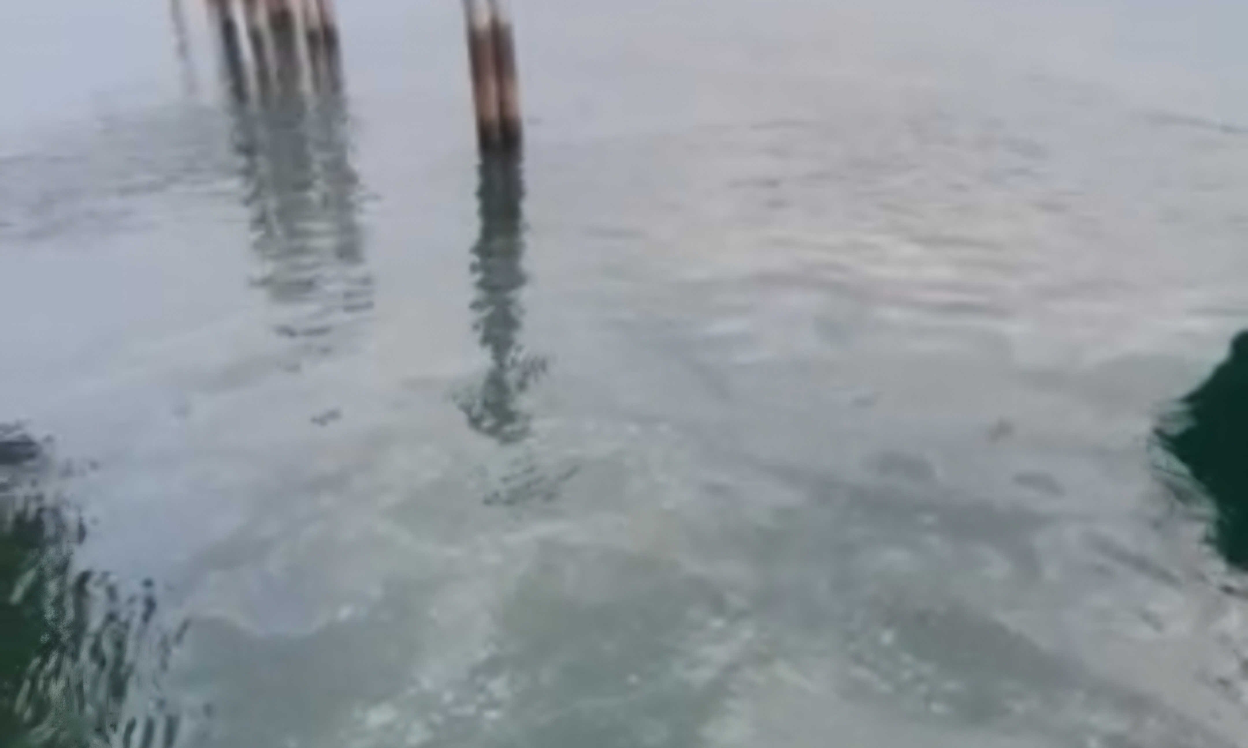 Angera, scia di carburante nel lago