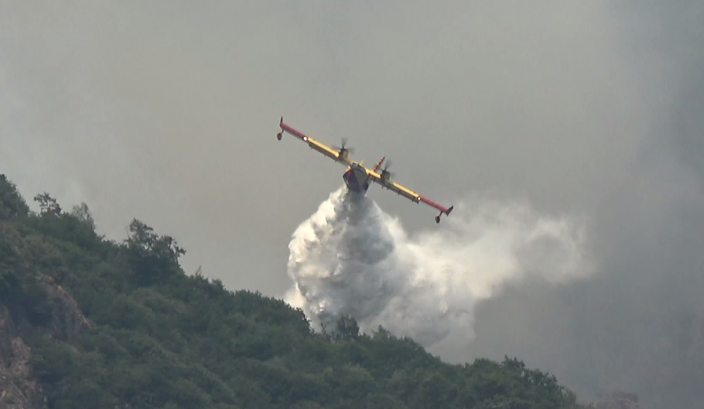 Calasca Castiglione : il fuoco ha ripreso vigore