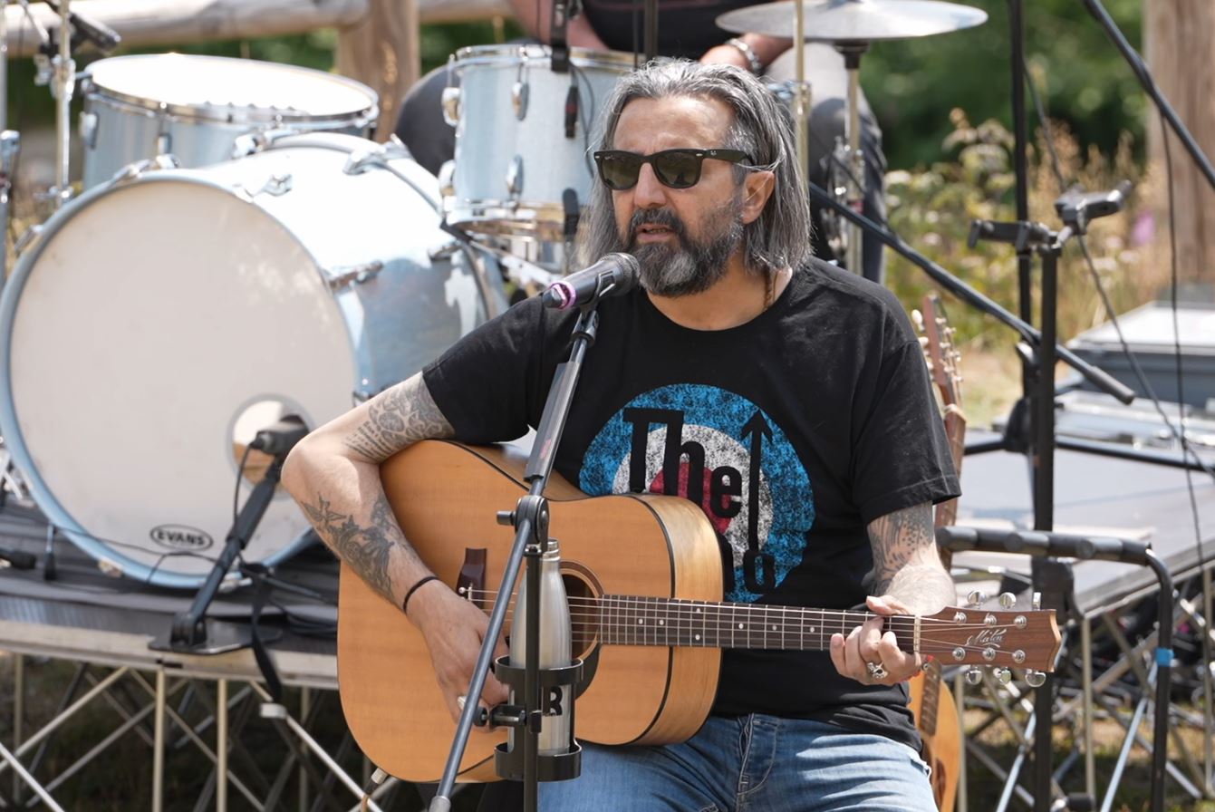 A Domobianca emozionante concerto di Omar Pedrini. Commozione per la scomparsa di Francesco Guccini