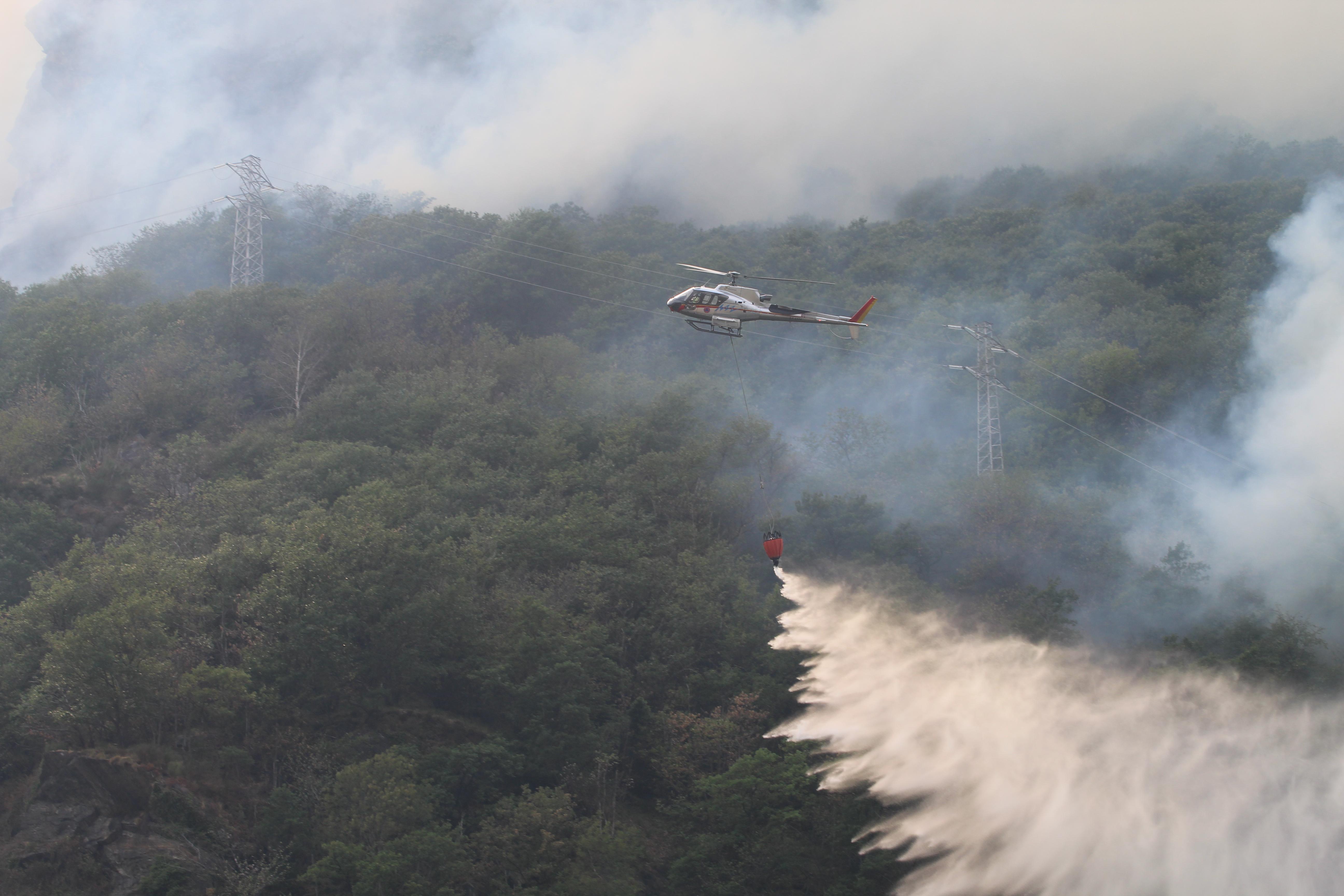 Incendio Piedimulera, spente le fiamme più vicine alle case