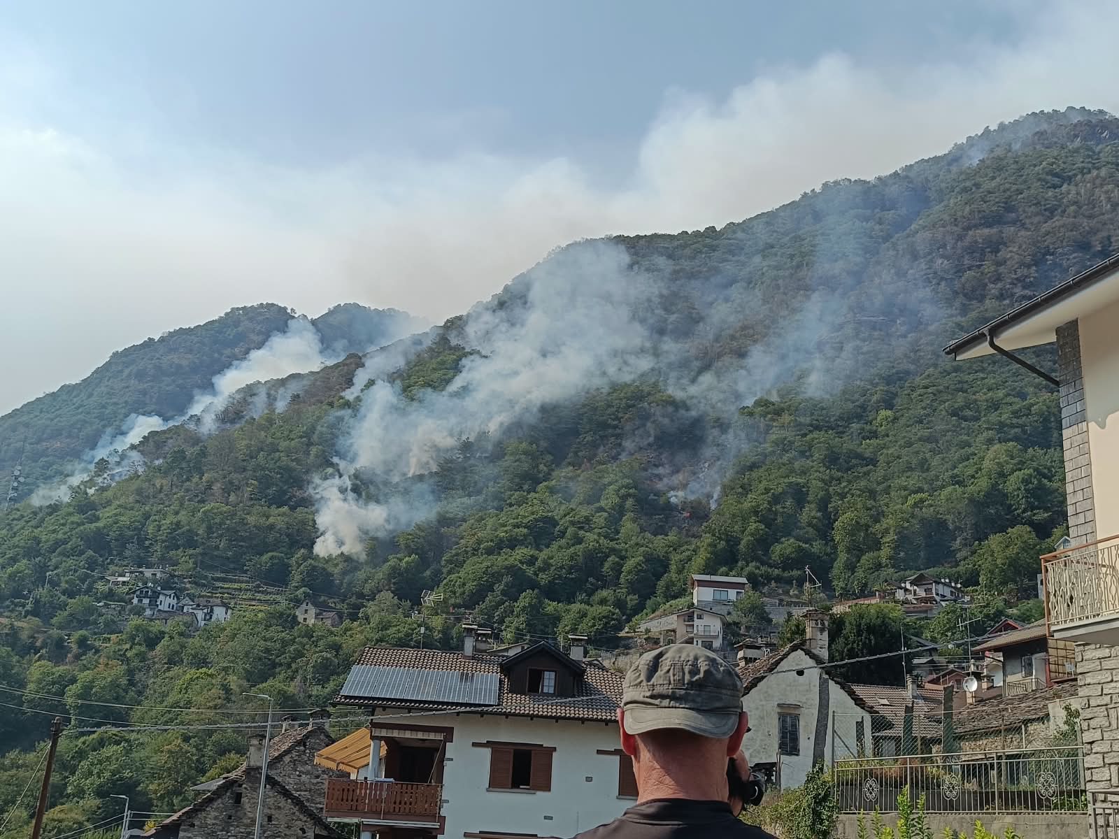 Fiamme pericolosamete vicine alle case a Cimamulera
