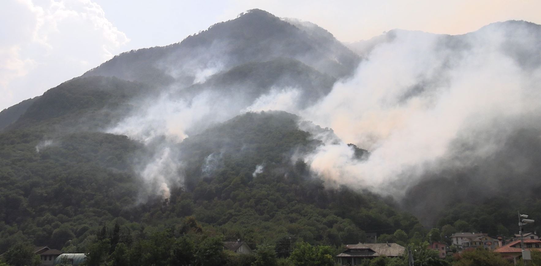 Pallanzeno, l'incendio è vicino alla frazione Trogo