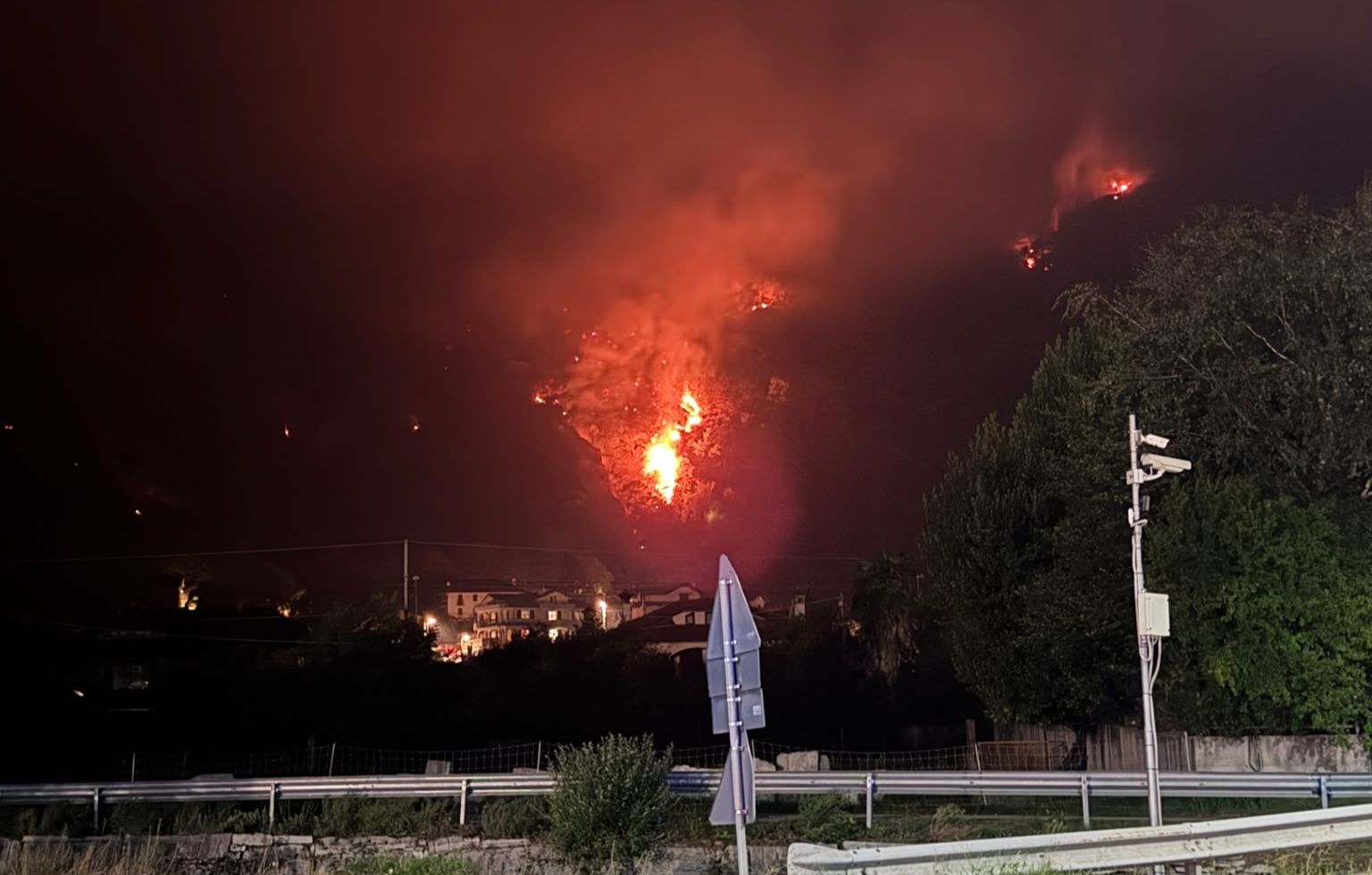 Incendio Piedimulera,  in sicurezza il fronte verso Cimamulera