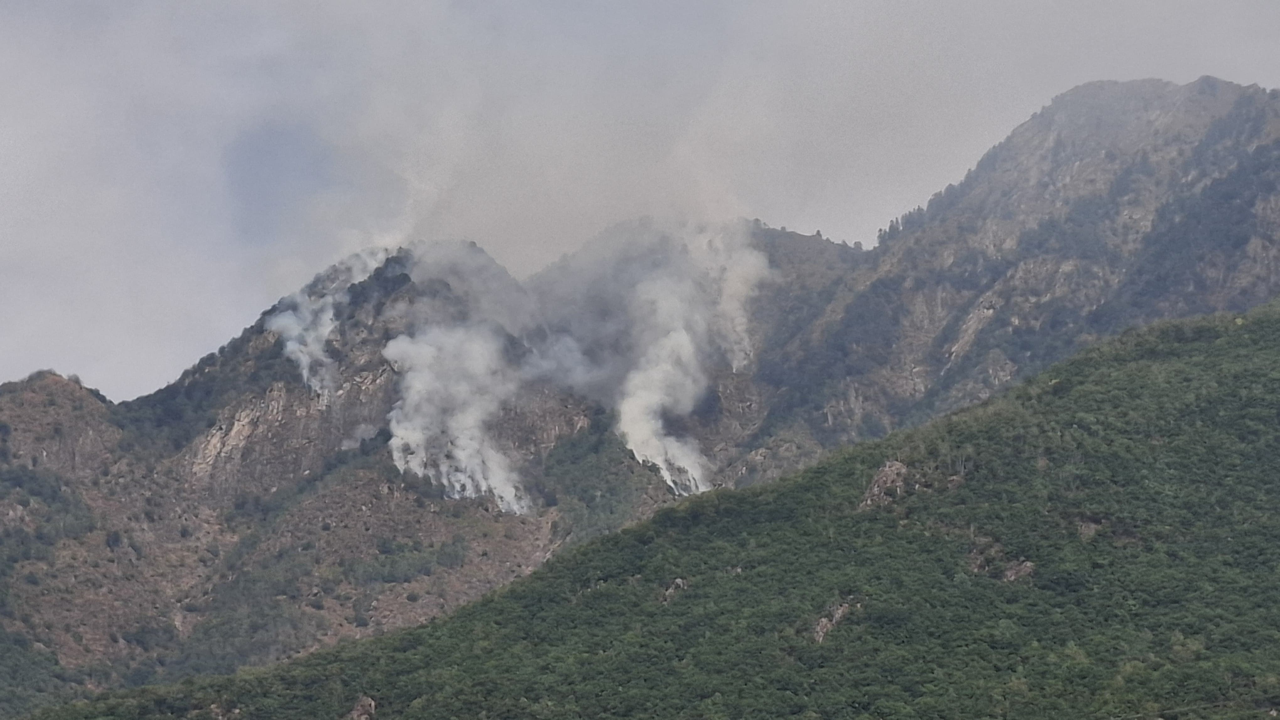 Ulteriore incendio al confine tra Beura e Vogogna e oggi il nuovo rogo è stato osservato speciale