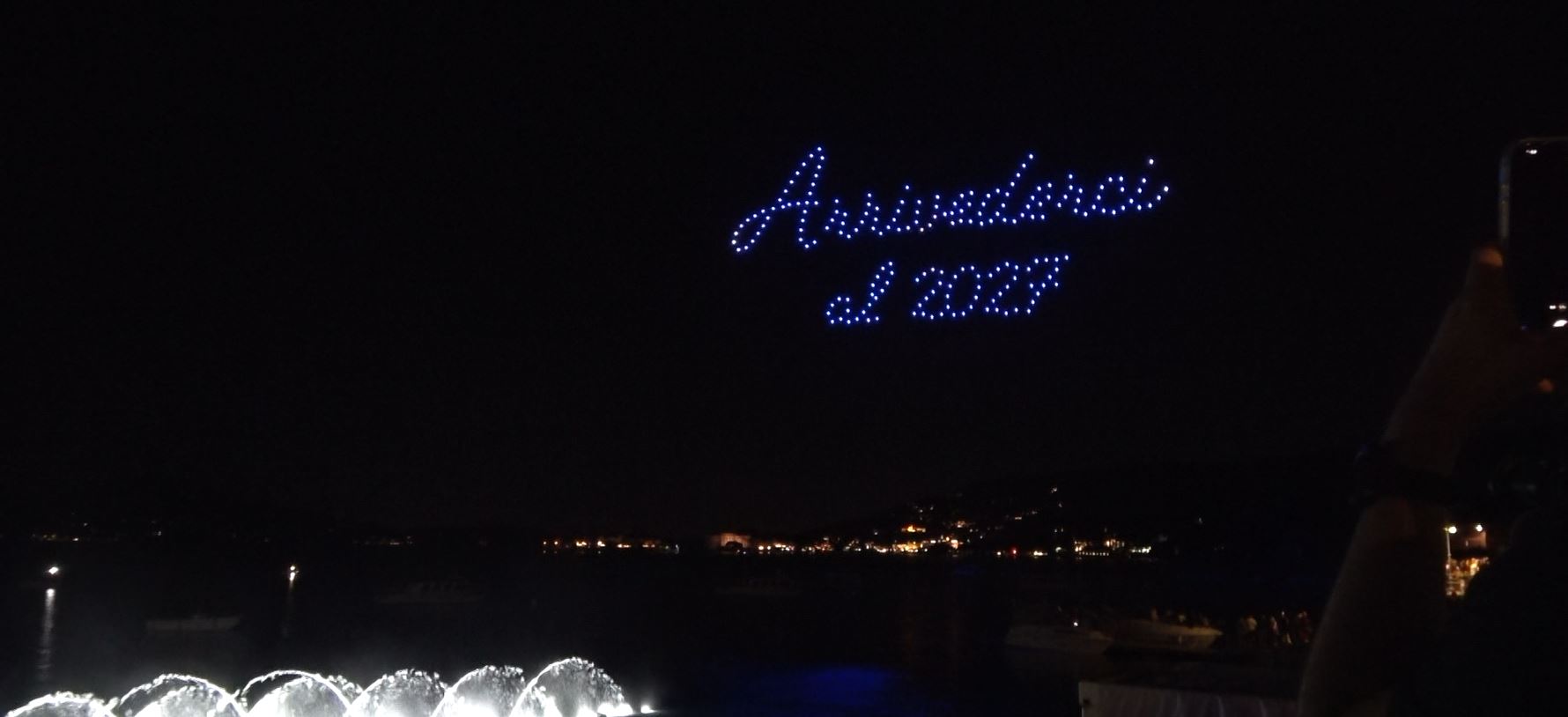 Uno spettacolo straordinario di fontane danzanti e droni ha chiuso ieri sera l'edizione 2026 di "Baveno e Feriolo d'Incanto"