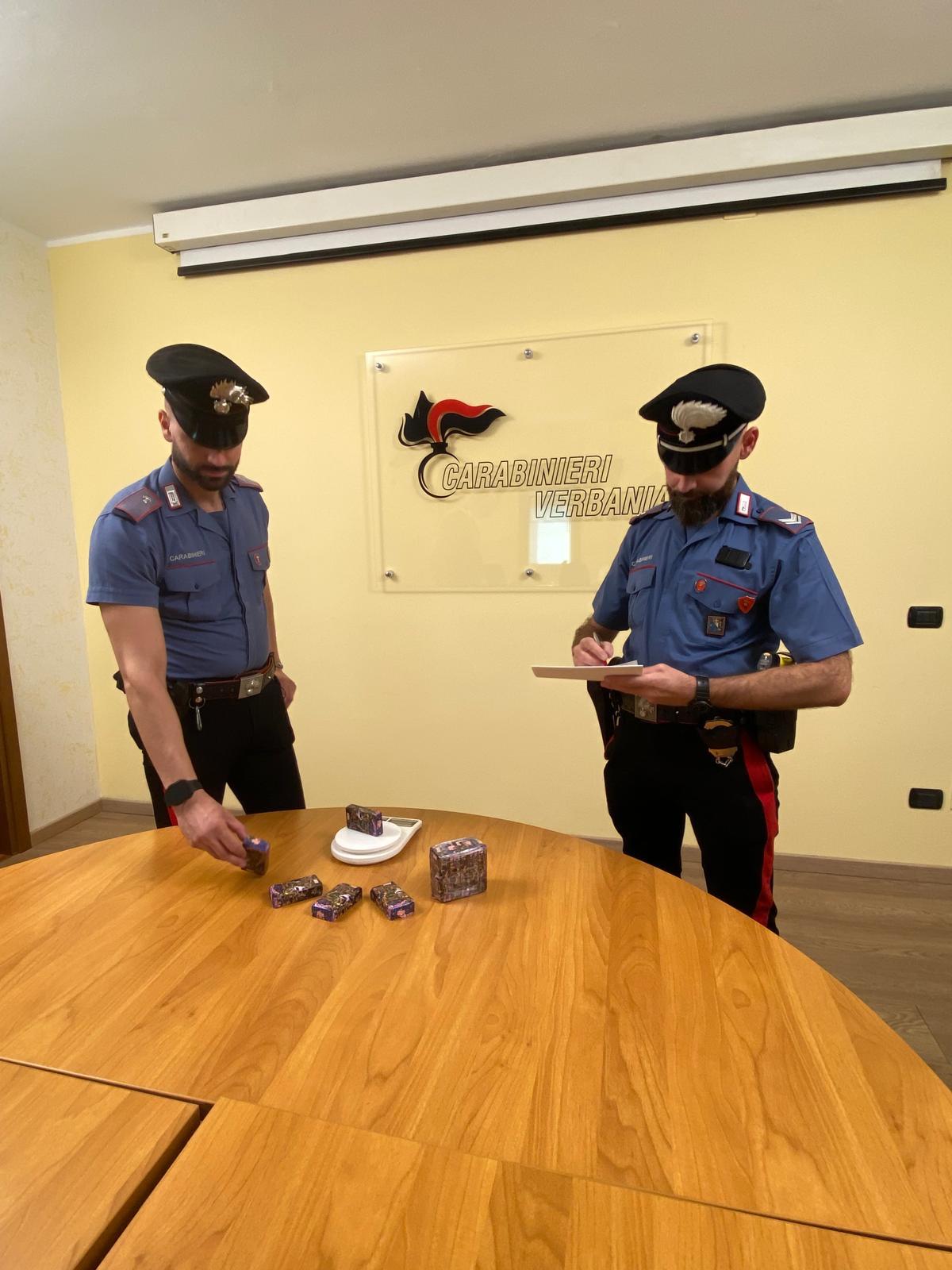 Un chilo di hashish in macchina: due giovani arrestati dai Carabinieri allo svincolo di Baveno