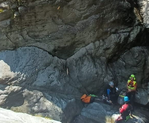Si cala in un dirupo per salvare il proprio cane ma non riesce a risalire. Soccorso Alpino e Sagf impegnati in Valle Vigezzo