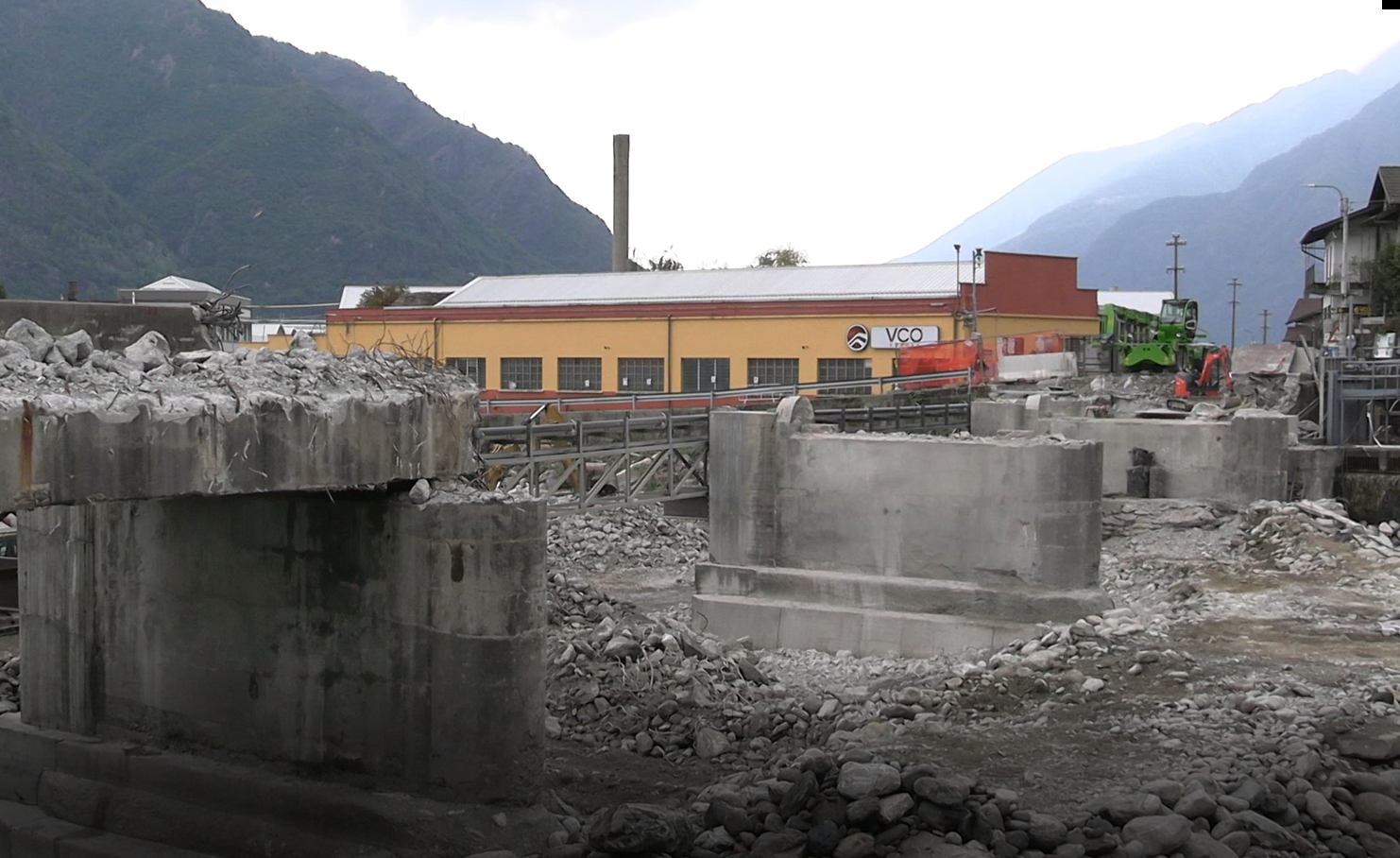 Iniziata la demolizione del ponte sull'Anza