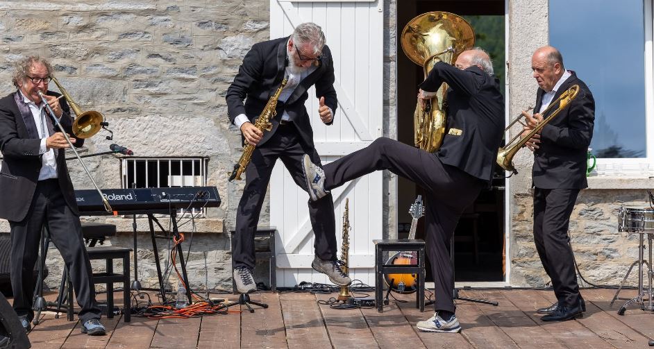 Domani, sabato, uno degli eventi più attesi in quota: alle 17 live della Banda Osiris ai 2.000 metri dell'Alpe Ciamporino. Concerto gratuito