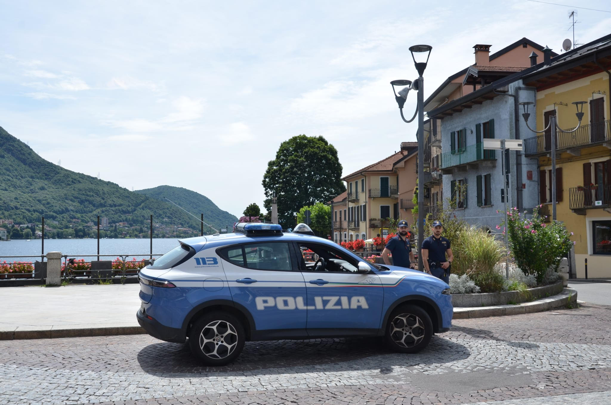Strane manovre in auto: la Polizia li controlla. Avevano la droga in auto