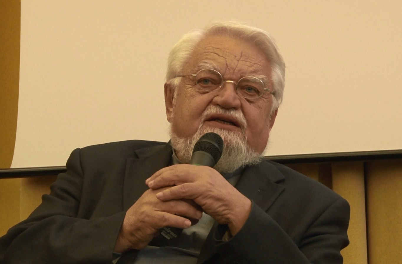 Si è spento Enzo Bianchi. Nel 2019 a Omegna la cerimonia di consegna del Premio Resistenza