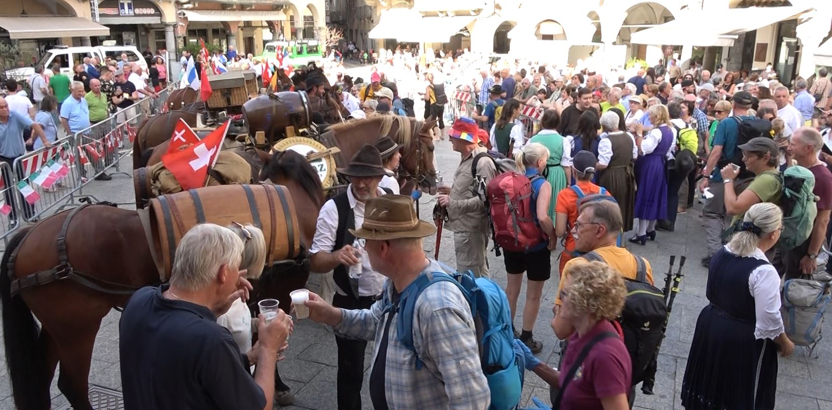 Festa a Domodossola per l'arrivo dei someggiatori della Sbrinz Route in piazza Mercato