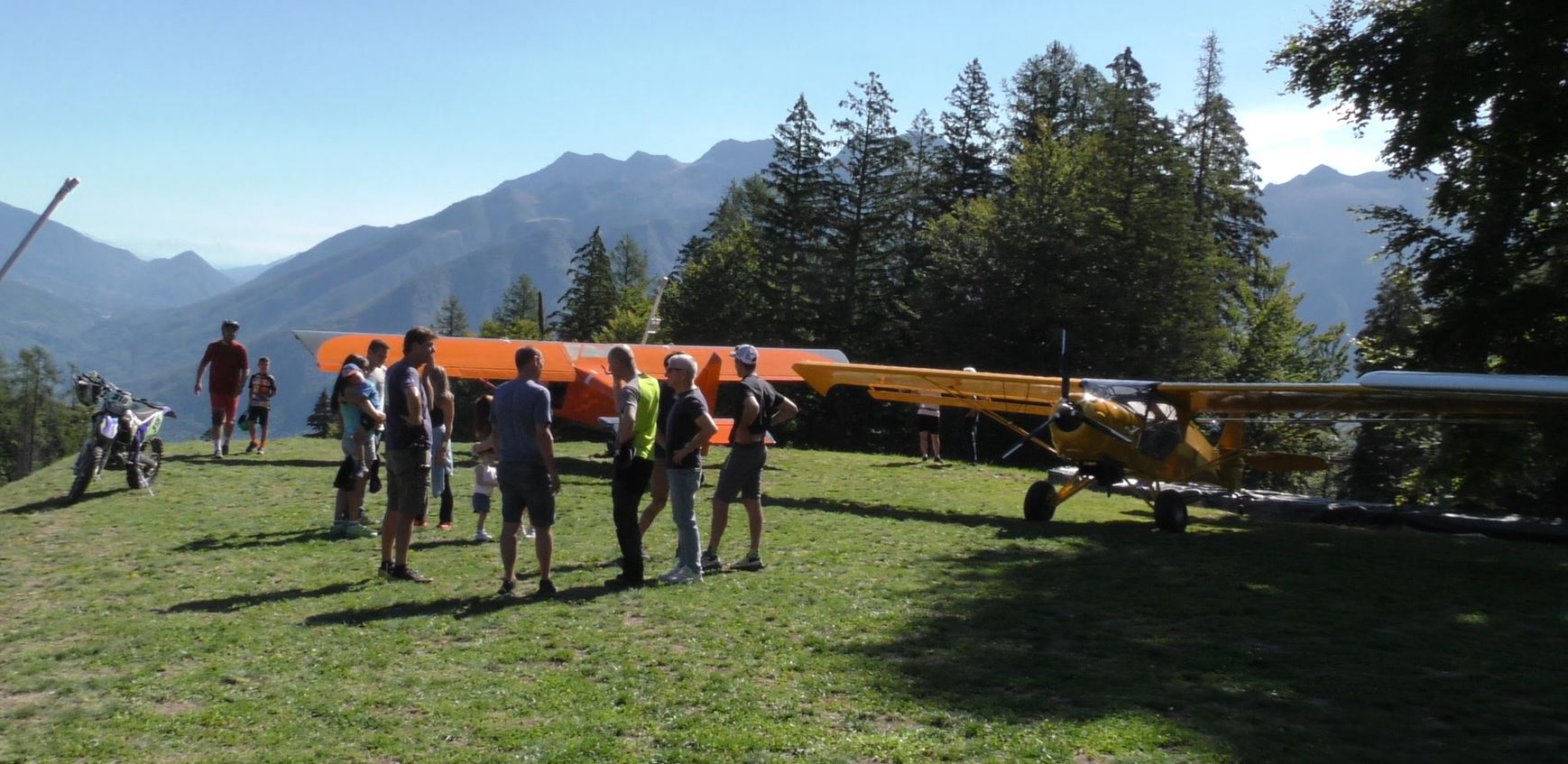 Festa del Volo a Domobianca 365: 5 aerei atterrati in quota, 80 parapendio e tanta gente per un grande spettacolo dell'aria